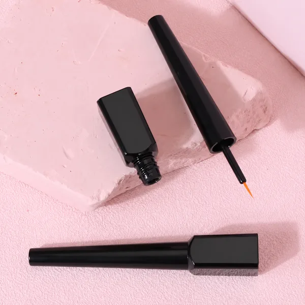 Uzun Konik Kapaklı Siyah Dikdörtgen Eyeliner Ambalajı – 4,5 ml