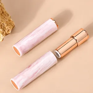 Pembe Mermer Desenli Rose Gold Yaylı Düğmeli Ruj Tüpü – 3,8 g
