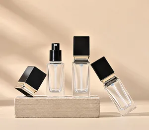 Siyah Kapaklı Köşeli Cam Fondöten Şişesi – 30 ml