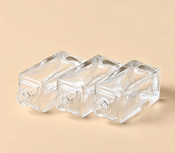 Siyah Kapaklı Köşeli Cam Fondöten Şişesi – 30 ml (detay)